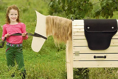 Kind mit Spielzeugpferd aus Holz